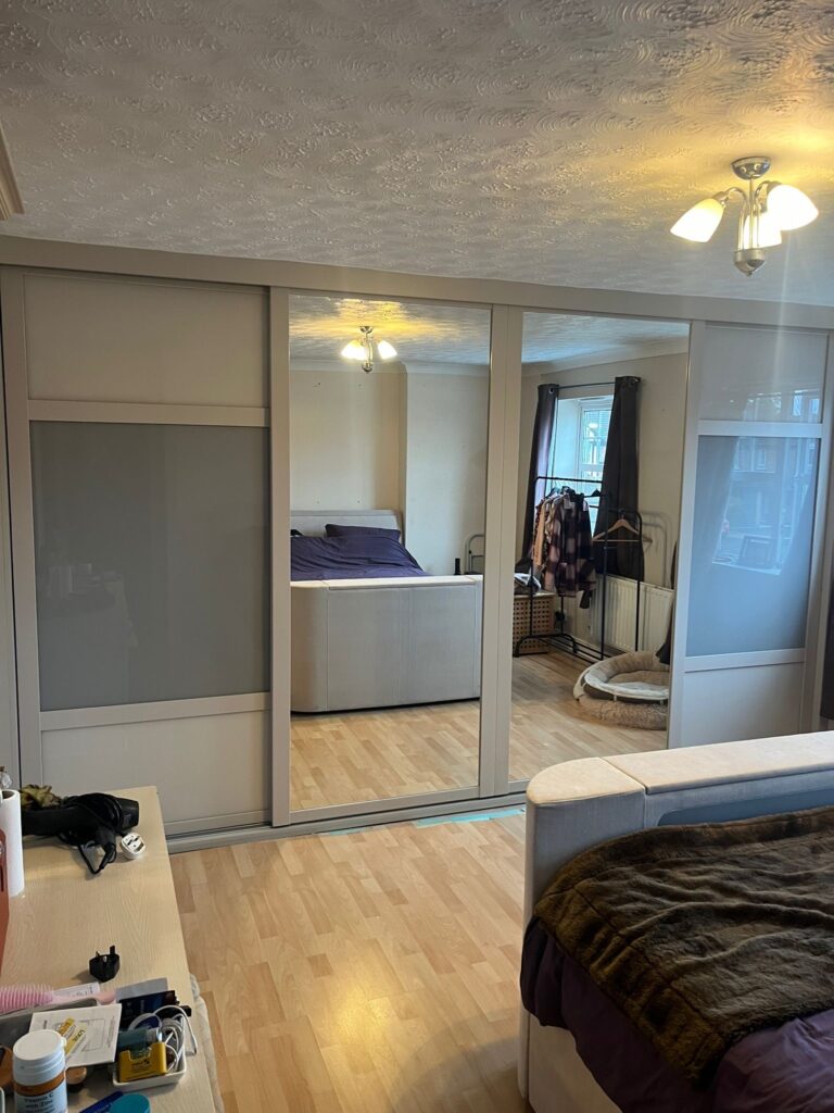 4 door Shaker Slide Cashmere with Strom Grey coloured glass and central mirrors
