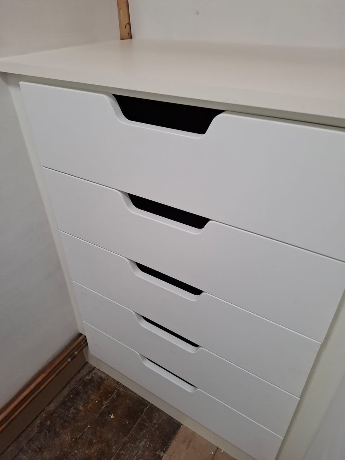 White drawer unit with 5 drawers