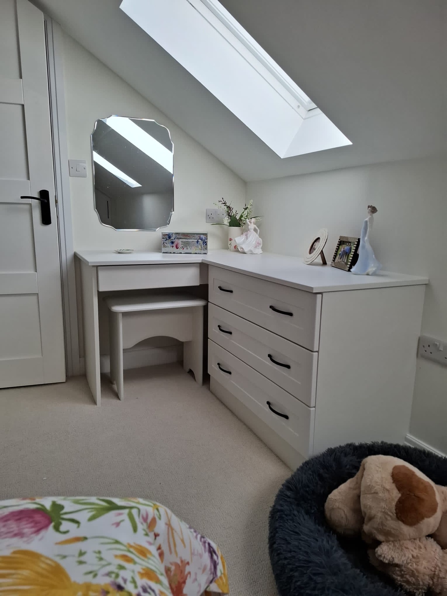 3 drawer corner dresser and vanity table with chair - White